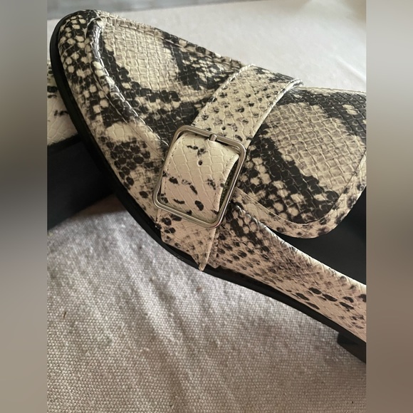 🐍Bleecker & Bond python print buckle Loafers sz 9.5 - Picture 2 of 9